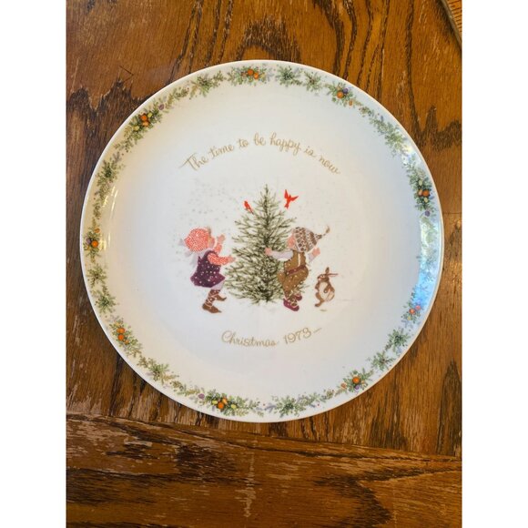 Vtg Holly Hobbie Christmas 1973 Porcelain Plate "The Time To Be Happy Is Now" Ma - Picture 2 of 4